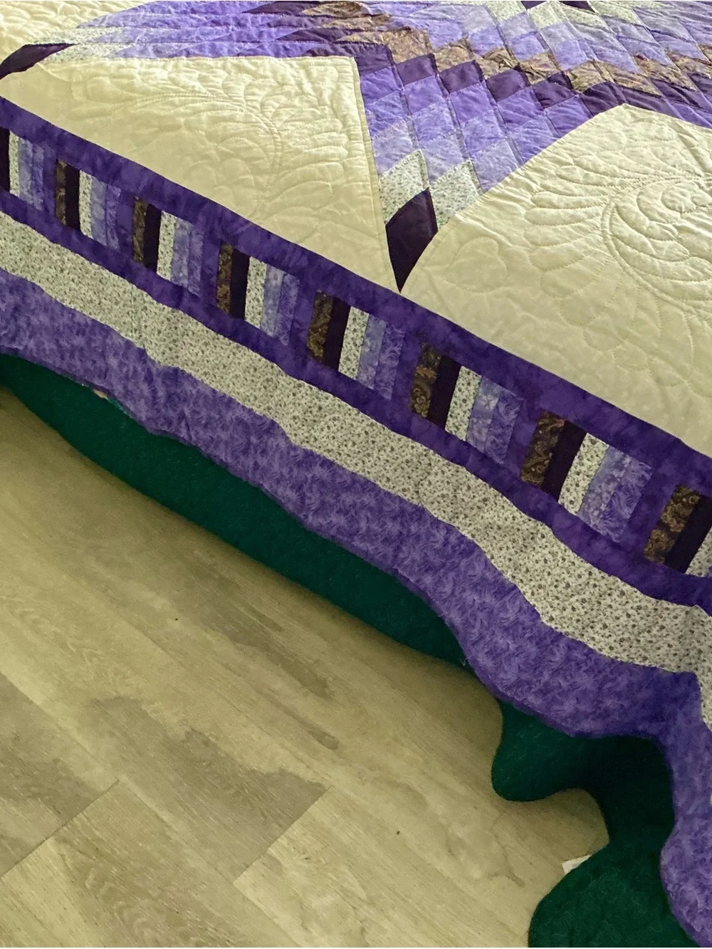 Purple Starburst Quilt Bed Cover - Elegant Cream & Purple Design